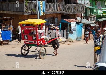 Éditorial. Un taxi Rickshaw dans les rues de Madagascar Banque D'Images