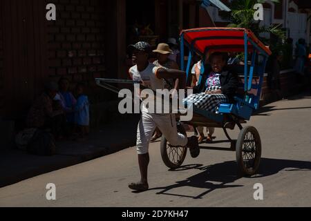 Éditorial. Un taxi Rickshaw dans les rues de Madagascar Banque D'Images