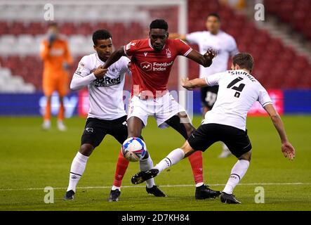 Sammy Ameobi (au centre), de la forêt de Nottingham, combat le ballon avec Nathan Byrne (à gauche) du comté de Derby et Graeme Shinnie lors du match de championnat Sky Bet au City Ground, à Nottingham. Banque D'Images