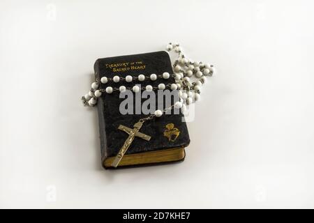 Fermé vieux cuir marron catholique Saint livre de prière Trésor de Le Sacré coeur et les perles blanches crucifix avec la sainte croix isolé sur un backgroun blanc Banque D'Images