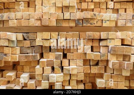Bois dans une scierie, extrémités de blocs de bois pour le fond de texture. Bois scié et traité en entreposage, bois de cheminée dans la cour d'usine. Pile de boa bois Banque D'Images