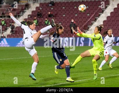 Édimbourg, Royaume-Uni. 23 octobre 2020. Albanie Rrahmani, d'Albanie, prend le ballon de Jane Ross, d'Écosse, lors du match de qualification DES femmes DE l'UEFA POUR L'EURO 2020 au stade Tynecastle d'Édimbourg, en Écosse. Alex Todd/SPP crédit: SPP Sport presse photo. /Alamy Live News Banque D'Images