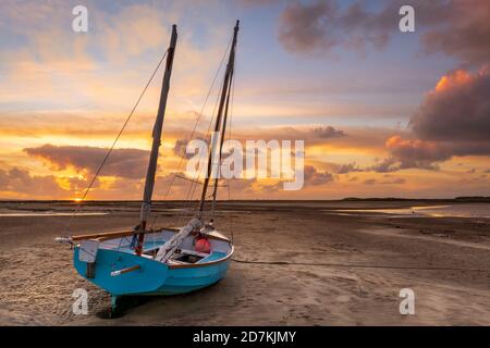 Appledore, North Devon, Angleterre. Vendredi 23 octobre 2020. Météo Royaume-Uni. Après une journée de soleil et d'averses dans le sud-ouest, au coucher du soleil, une brise fraîche souffle sur l'estuaire de Grey Sands, tandis qu'un coucher de soleil coloré se termine la journée sur la rivière Torridge, sur le vilage côtier pittoresque d'Appledore dans le nord du Devon. Crédit : Terry Mathews/Alay Live News Banque D'Images