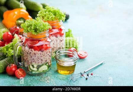 Salade de quinoa et de légumes frais dans des pots en verre, concentration sélective Banque D'Images