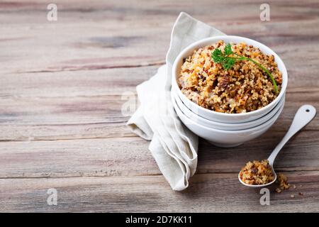 Quinoa aux champignons et aux légumes, foyer sélectif Banque D'Images