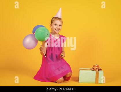 laisse amuse-toi bien. Un enfant heureux joue avec des ballons. Un enfant heureux avec une boîte à présent. Un jour pour les enfants heureux. Le bonheur de l'enfance. Concept de liberté et d'imagination. Drôle de fille ont du plaisir en vacances. Banque D'Images