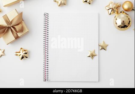espace de travail de noël avec clavier pour ordinateur portable, carnet de croquis, emballage de cadeaux de noël. pose à plat Banque D'Images
