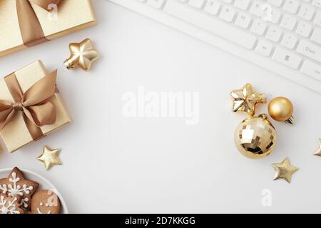espace de travail de noël avec clavier pour ordinateur portable, carnet de croquis, emballage de cadeaux de noël. pose à plat Banque D'Images