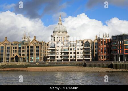 Appartements à la mode et espace de bureau sur la Tamise, avec le dôme de la cathédrale Saint-Paul derrière, à Londres, Royaume-Uni Banque D'Images