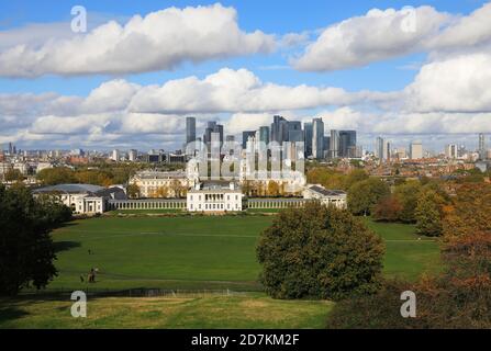 Vue sur l'Old Royal Naval College et sur les gratte-ciels de Canary Wharf depuis l'Old Greenwich Royal Observatory à l'automne, se Londres, Royaume-Uni Banque D'Images