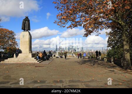 À côté de la statue du général James Wolfe, les gens regardent la vue depuis le sommet de Greenwich Park, vers Canary Wharf, en automne, se Londres, Royaume-Uni Banque D'Images