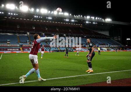 Le Matty Cash d'Aston Villa est à votre portée lors du match de la Premier League à Villa Park, Birmingham. Banque D'Images