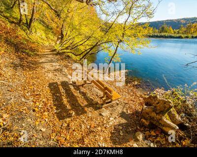 Lacs de Plitvice en Croatie Europe banc de parc en bois le matin Spectaculaire automne couleurs sentier sentier calme lac Banque D'Images