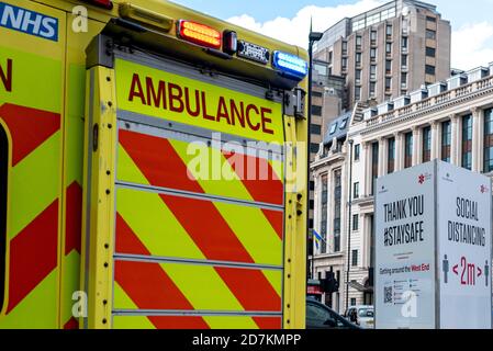 Londres, Royaume-Uni- octobre 22 2020: Distance sociale s'inscrire en arrière-plan avec le dos d'une ambulance britannique garée à côté. Londres est... Banque D'Images