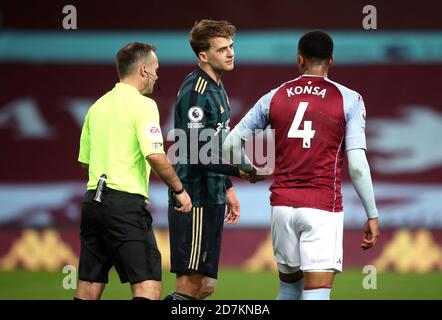 L'arbitre Paul Tierney parle à Patrick Bamford (au centre) de Leeds United et Ezri Konsa d'Aston Villa lors du match de la Premier League à Villa Park, Birmingham. Banque D'Images