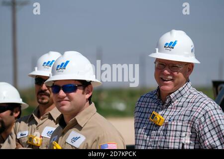 (201023) -- HOUSTON, le 23 octobre 2020 (Xinhua) -- photo de fichier prise le 13 juin 2019 montre des employés de Surge Energy travaillant dans un champ pétrolifère au Texas, aux États-Unis. La société Surge Energy U.S. Holdings Co., basée à Houston, a étendu son envergure d'actifs de champs pétrolifères par l'exploration et l'acquisition, en surmontant les défis posés par les chocs de prix du pétrole et la pandémie COVID-19, a déclaré vendredi le PDG de la société. Le Houston Business Journal (HBJ) a récemment annoncé le prix « Kiddle Market 50 » 2020 et le prix « Best Places to Work ». Sur les deux listes, la société a remporté les deux prix Banque D'Images