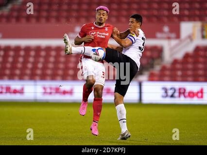 Lyle Taylor (à gauche) de Nottingham Forest et Curtis Davies du comté de Derby se battent pour le ballon lors du championnat Sky Bet au City Ground, à Nottingham. Banque D'Images