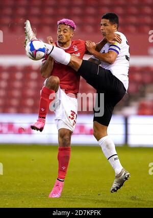 Lyle Taylor (à gauche) de Nottingham Forest et Curtis Davies du comté de Derby se battent pour le ballon lors du championnat Sky Bet au City Ground, à Nottingham. Banque D'Images