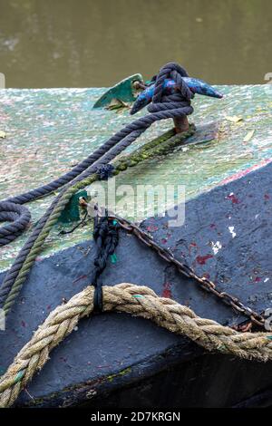 vieux bateau avec ancre et cordes avec des chaînes et des crampons rouillés paysage nautique Banque D'Images