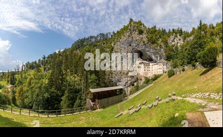 Une vue panoramique du château de Predjama et du paysage environnant. Banque D'Images