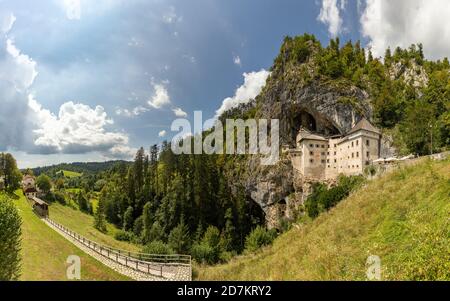 Une vue panoramique du château de Predjama et du paysage environnant. Banque D'Images