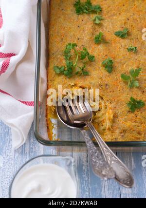 Délicieuse casserole de légumes saine sur fond bleu, vue de dessus, mise au point sélective Banque D'Images