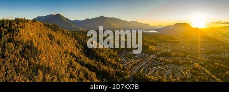 Photo panoramique aérien grand angle de la ville de Chilliwack, dans la vallée du Fraser, Colombie-Britannique, Canada. Les montagnes environnantes sont dans la belle couleur d'automne Banque D'Images