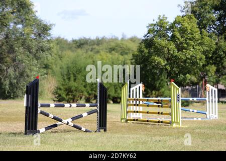 Image colorée des bâtons de saut de spectacle dans une arène de saut de spectacle en plein air. Obstacles poteaux barrières pour sauter des chevaux comme arrière-plan Banque D'Images