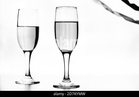 Photo monochrome de champagne sur la table blanche sur fond blanc isoler Banque D'Images