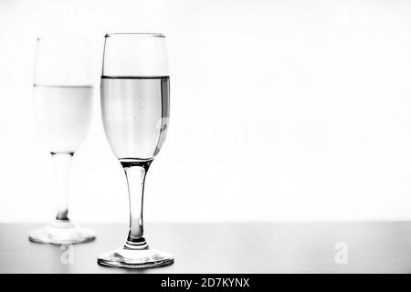 Photo monochrome de champagne sur la table blanche sur fond blanc isoler Banque D'Images