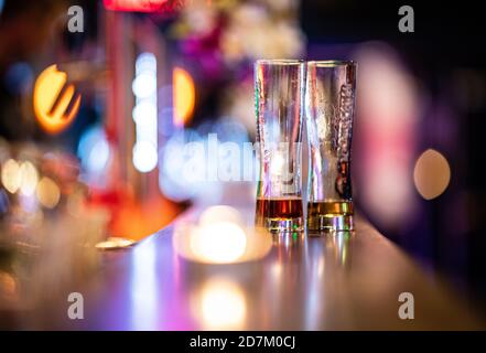 Warendorf, Allemagne. 23 octobre 2020. Peu avant l'heure de fermeture, deux verres de bière vides se tiennent sur le comptoir du bar Warendorf n°1. En Rhénanie-du-Nord-Westphalie, un temps de fermeture obligatoire entre 23.00 et 6.00 heures a été introduit pour le commerce de la restauration dans toutes les communautés avec un grand nombre de nouvelles infections de corona. Le couvre-feu s'applique dans les municipalités de 50 nouvelles infections ou plus pour 100,000 habitants dans un délai de sept jours. Credit: Guido Kirchner/dpa/Alay Live News Banque D'Images