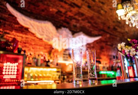 Warendorf, Allemagne. 23 octobre 2020. Peu avant l'heure de fermeture, deux verres de bière vides se tiennent sur le comptoir du bar Warendorf n°1. En Rhénanie-du-Nord-Westphalie, un temps de fermeture obligatoire entre 23.00 et 6.00 heures a été introduit pour le commerce de la restauration dans toutes les communautés avec un grand nombre de nouvelles infections de corona. Le couvre-feu s'applique dans les municipalités de 50 nouvelles infections ou plus pour 100,000 habitants dans un délai de sept jours. Credit: Guido Kirchner/dpa/Alay Live News Banque D'Images