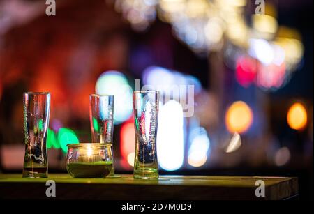 Warendorf, Allemagne. 23 octobre 2020. Peu avant l'heure de fermeture, trois verres de bière vides se tiennent sur une table au Warendorf Bar #1. En Rhénanie-du-Nord-Westphalie, une heure de fermeture obligatoire entre 11 h et 6 h a été introduite pour les restaurants de toutes les communautés ayant un grand nombre de nouvelles infections de corona. Le couvre-feu s'applique dans les municipalités de 50 nouvelles infections ou plus pour 100,000 habitants dans un délai de sept jours. Credit: Guido Kirchner/dpa/Alay Live News Banque D'Images