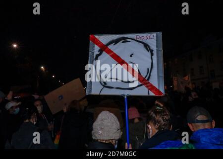 Varsovie, Pologne. 23 octobre 2020. 23 octobre 2020, Varsovie, Pologne: Plus de 25,000 personnes sont venues protester contre la loi anti-avortement adoptée par le Tribunal constitutionnel. De cette façon, la Pologne est devenue l'État le plus régime en Europe en termes de droit de l'avortement. Crédit: Grzegorz Banaszak/ZUMA Wire/Alay Live News Banque D'Images