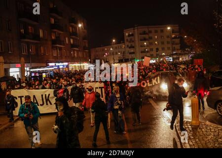 Varsovie, Pologne. 23 octobre 2020. 23 octobre 2020, Varsovie, Pologne: Plus de 25,000 personnes sont venues protester contre la loi anti-avortement adoptée par le Tribunal constitutionnel. De cette façon, la Pologne est devenue l'État le plus régime en Europe en termes de droit de l'avortement. Crédit: Grzegorz Banaszak/ZUMA Wire/Alay Live News Banque D'Images