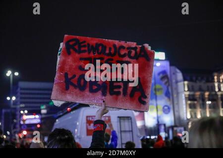 Varsovie, Pologne. 23 octobre 2020. 23 octobre 2020, Varsovie, Pologne: Plus de 25,000 personnes sont venues protester contre la loi anti-avortement adoptée par le Tribunal constitutionnel. De cette façon, la Pologne est devenue l'État le plus régime en Europe en termes de droit de l'avortement. Crédit: Grzegorz Banaszak/ZUMA Wire/Alay Live News Banque D'Images