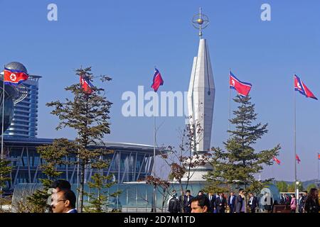 Pyongyang, Corée du Nord - 09 novembre 2018 : monument de la colonne et drapeaux nationaux près du stade de Pyongyang, Corée du Nord. Banque D'Images