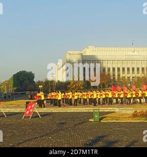 Pyongyang, Corée du Nord - 09 novembre 2018 : préparation des gens pour la parade à la ville de Captial à Pyongyang, Corée du Nord. Banque D'Images