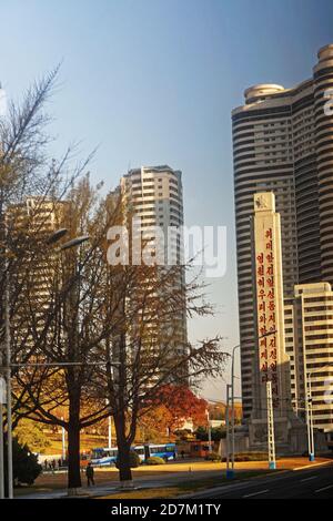 Pyongyang, Corée du Nord - 09 novembre 2018 : bâtiments de la colonne et du Skyrise du monument à l'intersection de Sungni Mansudae à Pyongyang, Corée du Nord. Banque D'Images