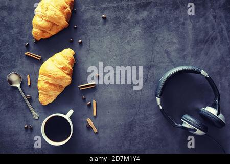 Pâtisseries fraîches sur la table. Croissant à saveur française. Banque D'Images