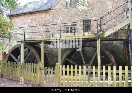 Le moulin à eau de travail de Dunster appelé double surshot utilise la puissance de rivière Avill pour tourner les engrenages de roues d'eau et les meules pour produire de la farine complète et de l'épeautre. Banque D'Images