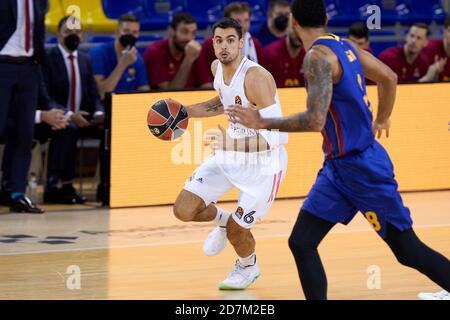 Barcelone, Espagne. 23 octobre 2020. Alberto Abalde du Real Madrid en action lors du match Euroligue des compagnies aériennes turques entre le FC Barcelone et le Real Madrid au Palau Blaugrana le 23 octobre 2020 à Barcelone, Espagne. Crédit : Dax Images/Alamy Live News Banque D'Images