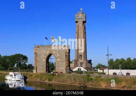 La Tour Yser et la porte de la paix commémorant les soldats tués sur le front Yser lors de la première Guerre mondiale à Diksmuide, en Belgique Banque D'Images