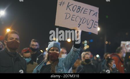 Varsovie, Pologne 23.10.2020 - protestation contre les lois de Pologne sur l'avortement - la femme décide de la bannière dans la foule. Photo de haute qualité Banque D'Images