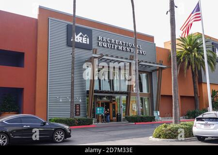 BOUTIQUE REI (Recreational Equipment, Inc), panneau et logo dans un magasin de Tustin California USA pendant le Covid 19 en octobre 2020 Banque D'Images