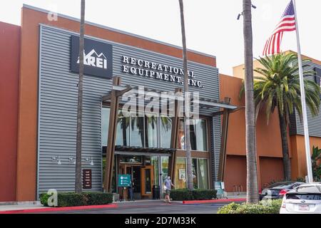 BOUTIQUE REI (Recreational Equipment, Inc), panneau et logo dans un magasin de Tustin California USA pendant le Covid 19 en octobre 2020 Banque D'Images