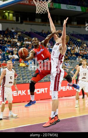 Ramon Clemente (Porto Rico) contre Anzejs Pasecniks (Latyvia). Tournoi FIBA OQT, Belgrade 2016 Banque D'Images