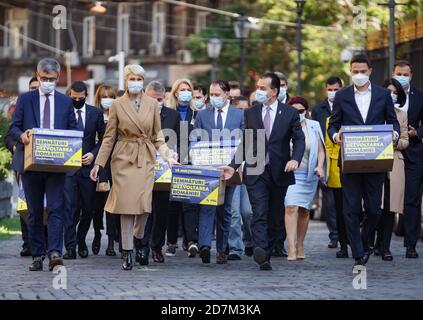 Bucarest, Roumanie - 10 octobre 2020: Ludovic Orban et d'autres dirigeants de PNL, apportent à la tête les listes de signatures pour les élections parlementaires Banque D'Images