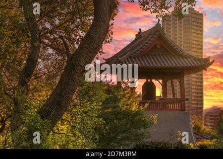 tokyo, japon - octobre 20 2020 : coucher de soleil sur la cloche de Shōrō au pied du mont Daibutsu dans le parc Ueno connu sous le nom de cloche du temps du temple de Kaneiji rendu célèbre b Banque D'Images