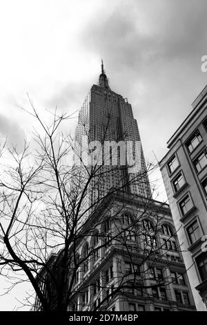 MONTERREY, MEXIQUE - 13 avril 2012 : MONTERREY, T.-N., MEXIQUE - 12 AVRIL 2018 : vue aérienne de Midtown Manhattan avec Empire State Building. La BU Empire State Banque D'Images